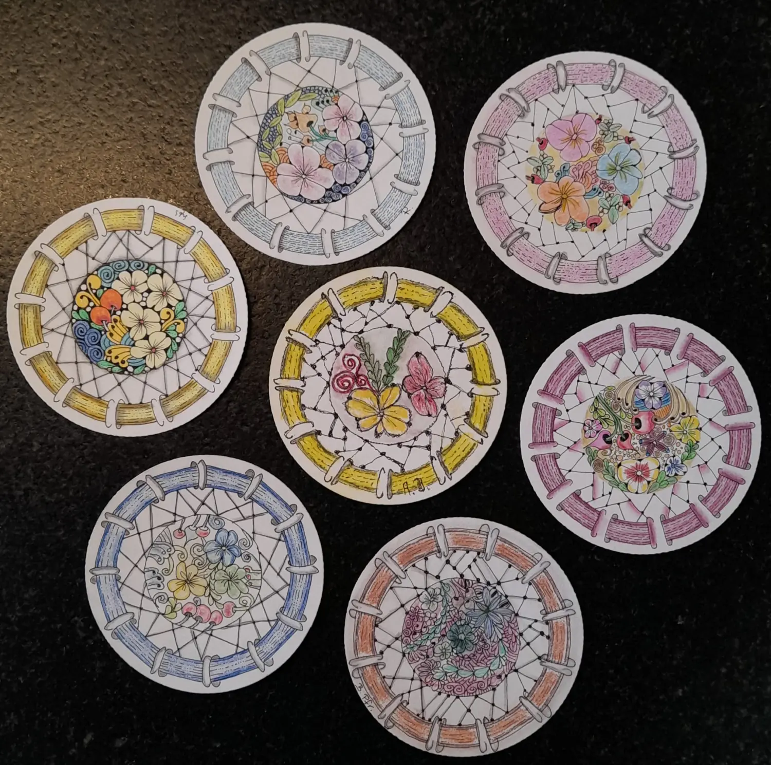 Happytangle, Mandalas mit äußeren Ringen und farbigen Blumenmustern in der Mitte, Referenzbild der Teilnehmer