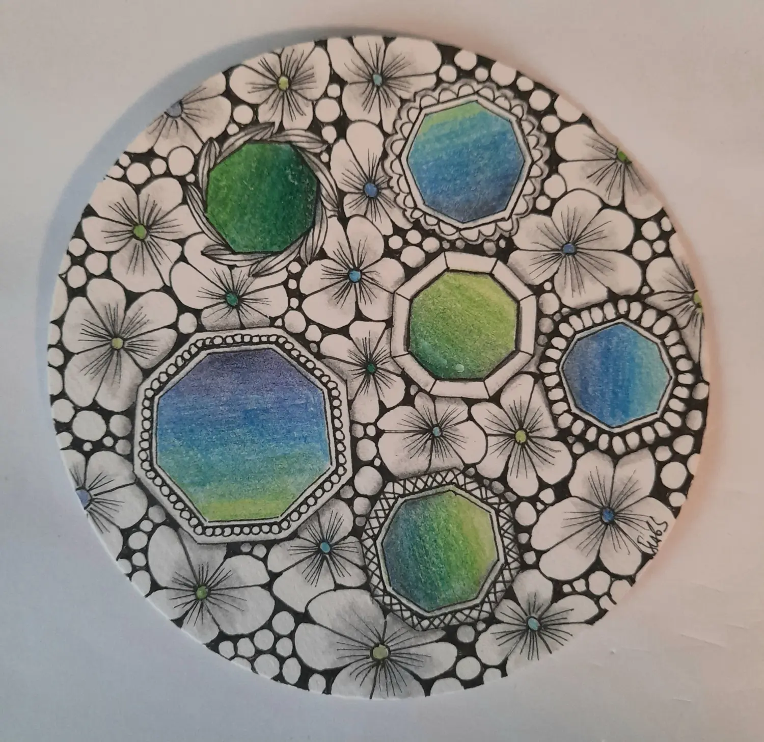 Happytangle, Zentangle® Fliesen rund, Mandala mit Blumen und sechseckigen Formen, Referenzbild