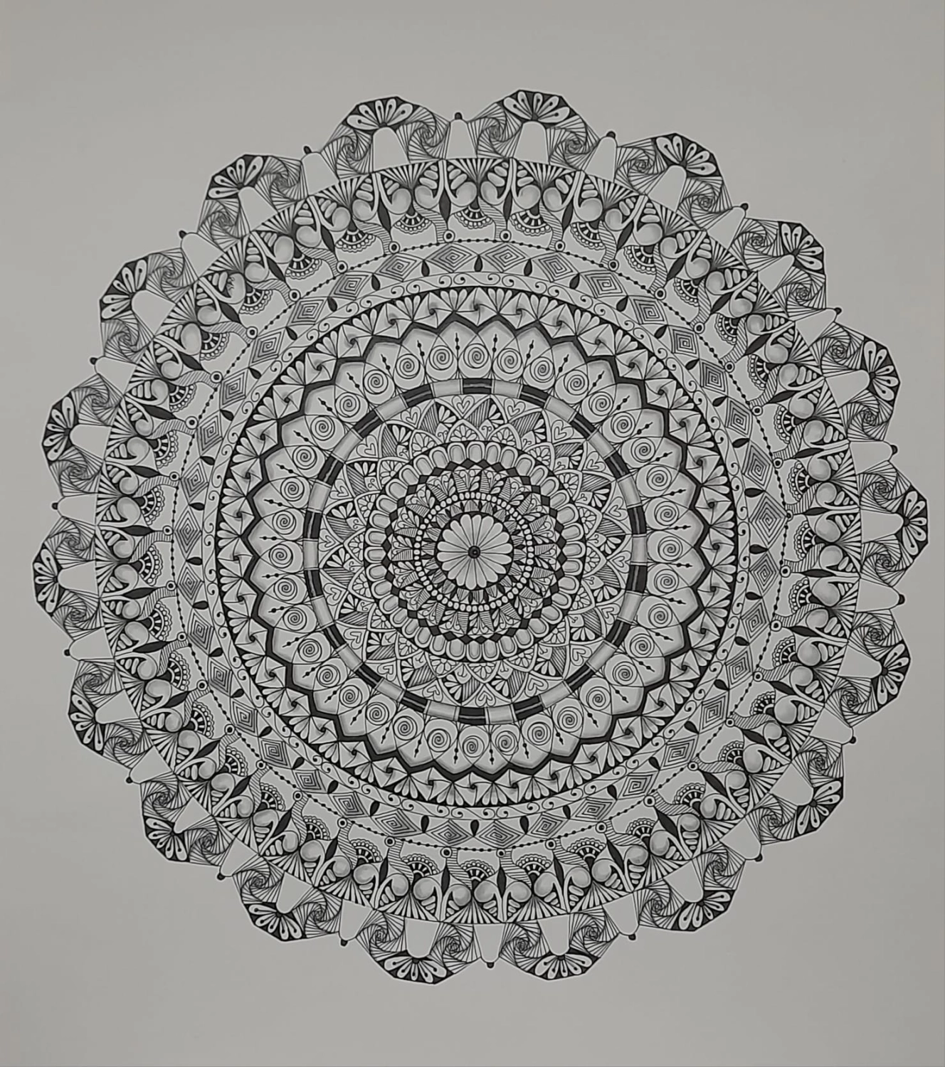 Happytangle, Opus Kacheln, Blumenmuster mit Mandala in der Mitte, pfeilförmiges farbiges Referenzbild
