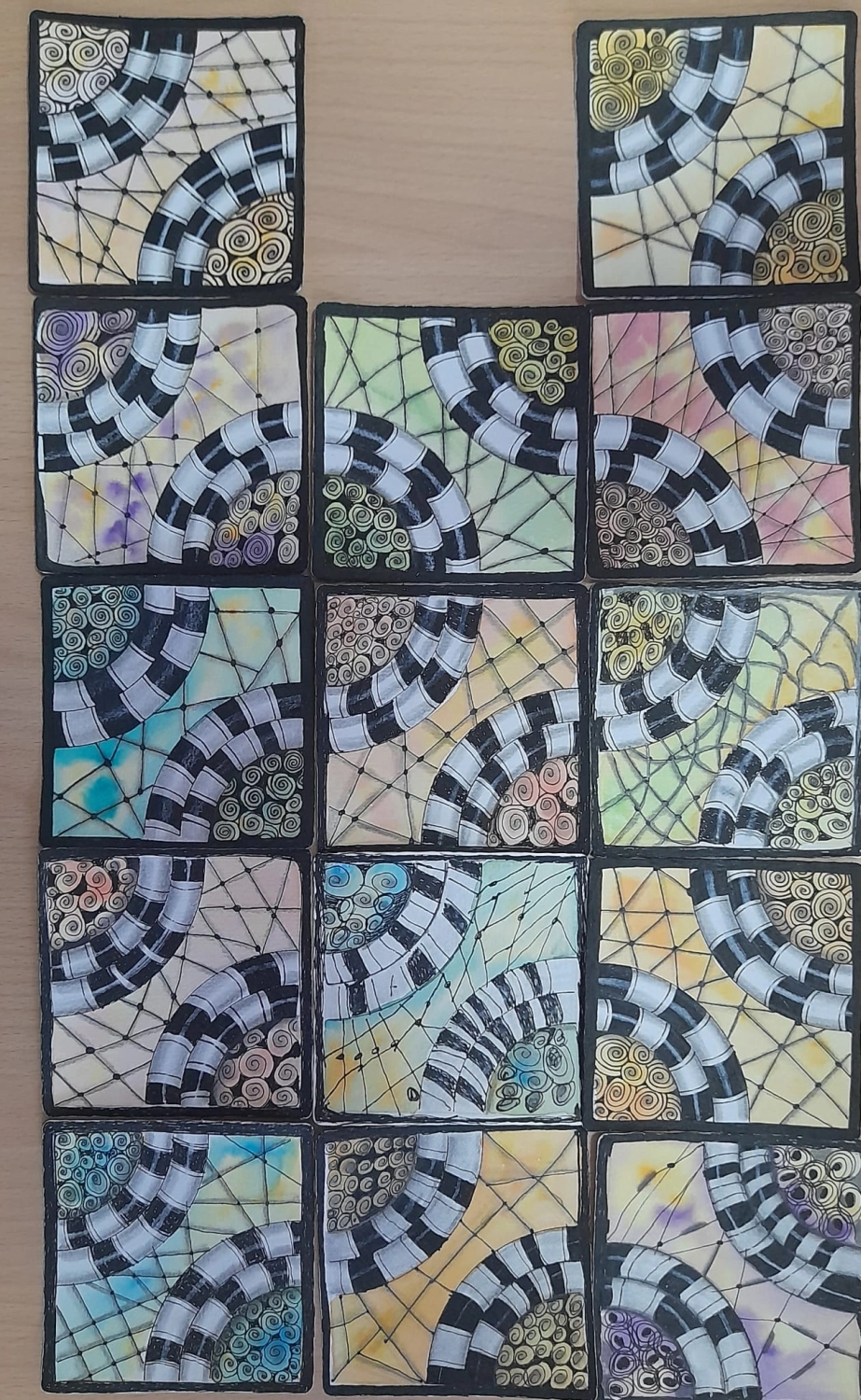 Happytangle, Schmetterlingsformen gefüllt mit farbigen Blumenmustern, Referenzbild der Teilnehmer