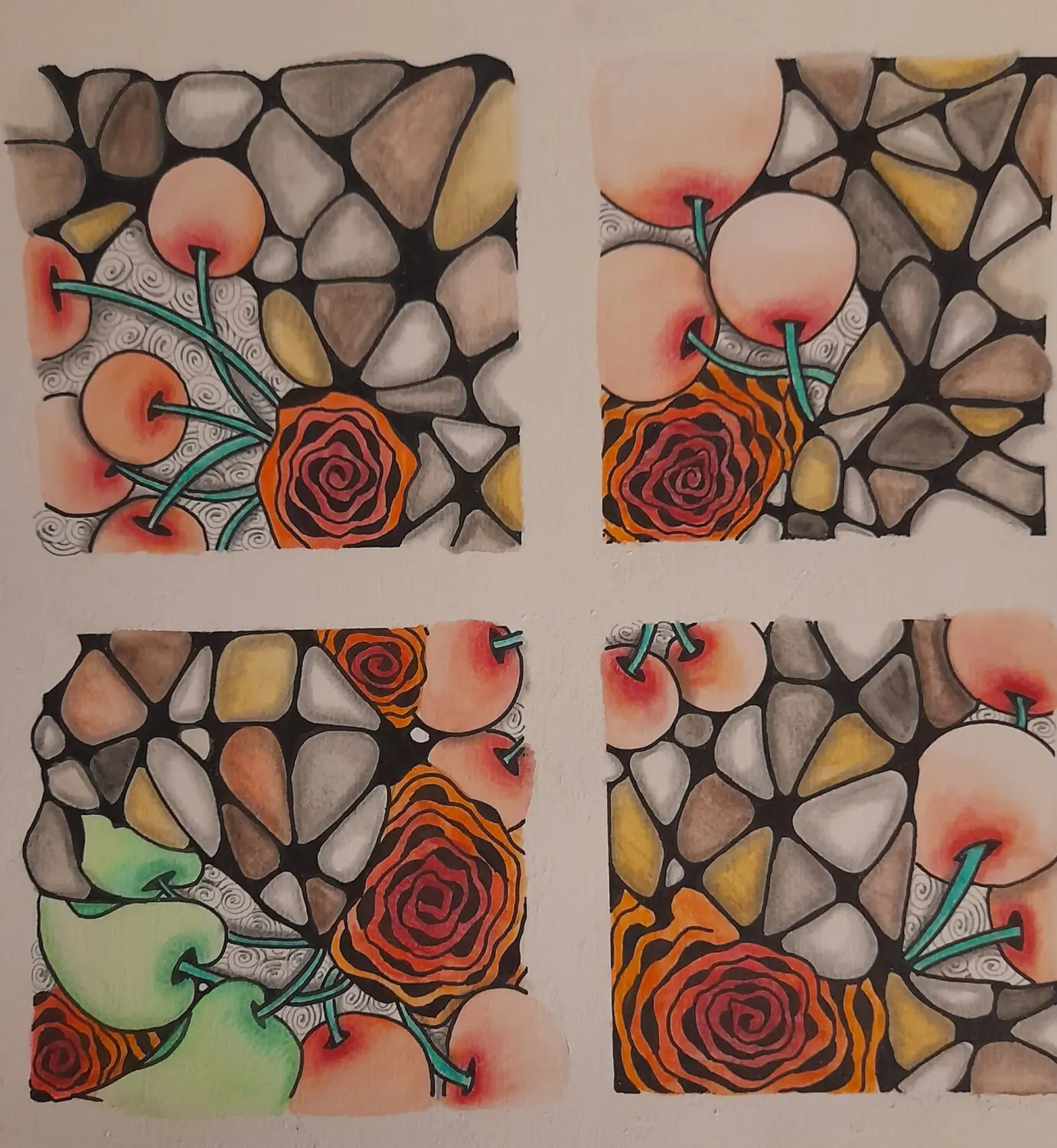 Happytangle, quadratische Papiere, gefüllt mit kleinen Dreiecksmustern, mit Blumen- und Fruchtdiagrammen